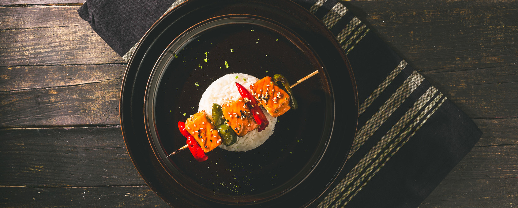 Brochetas teriyaki de salmón