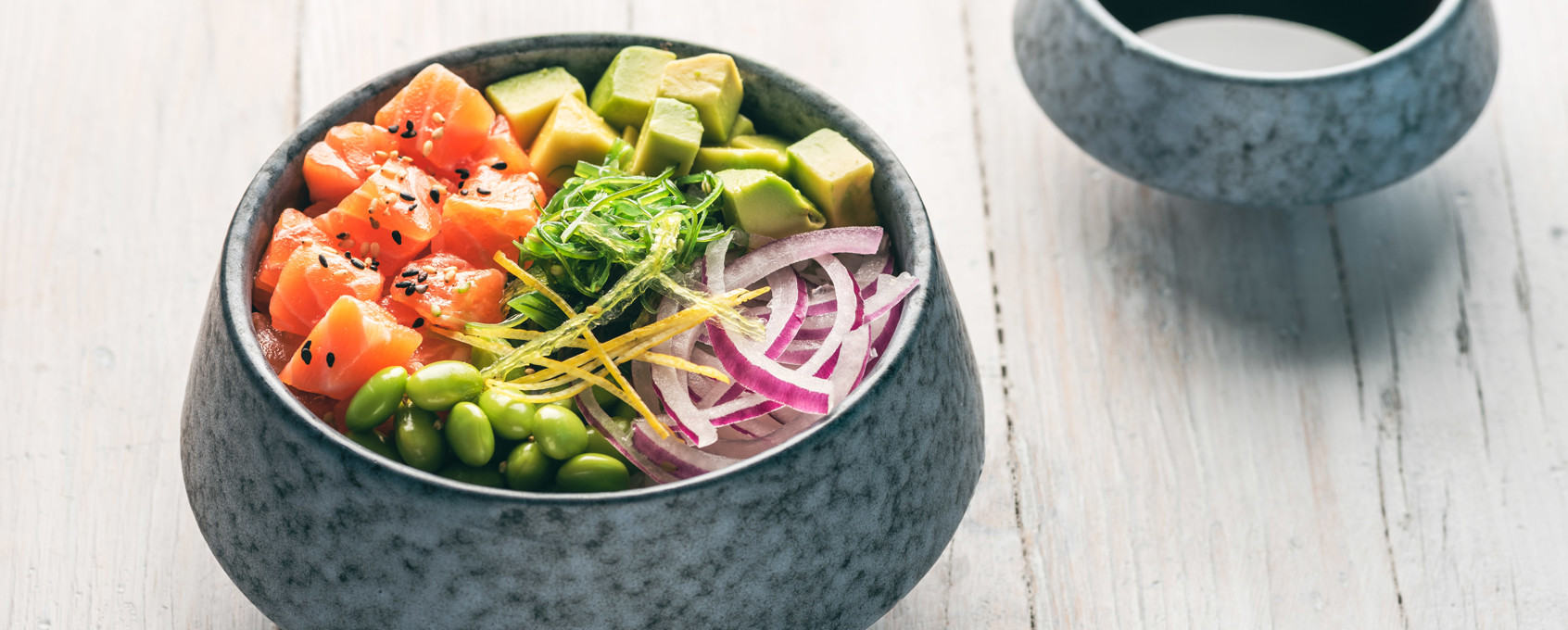 Poke de salmón con salsa ponzu