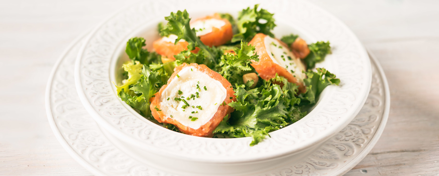Roll de salmón ahumado y queso de cabra con vinagreta de naranja y frutos secos