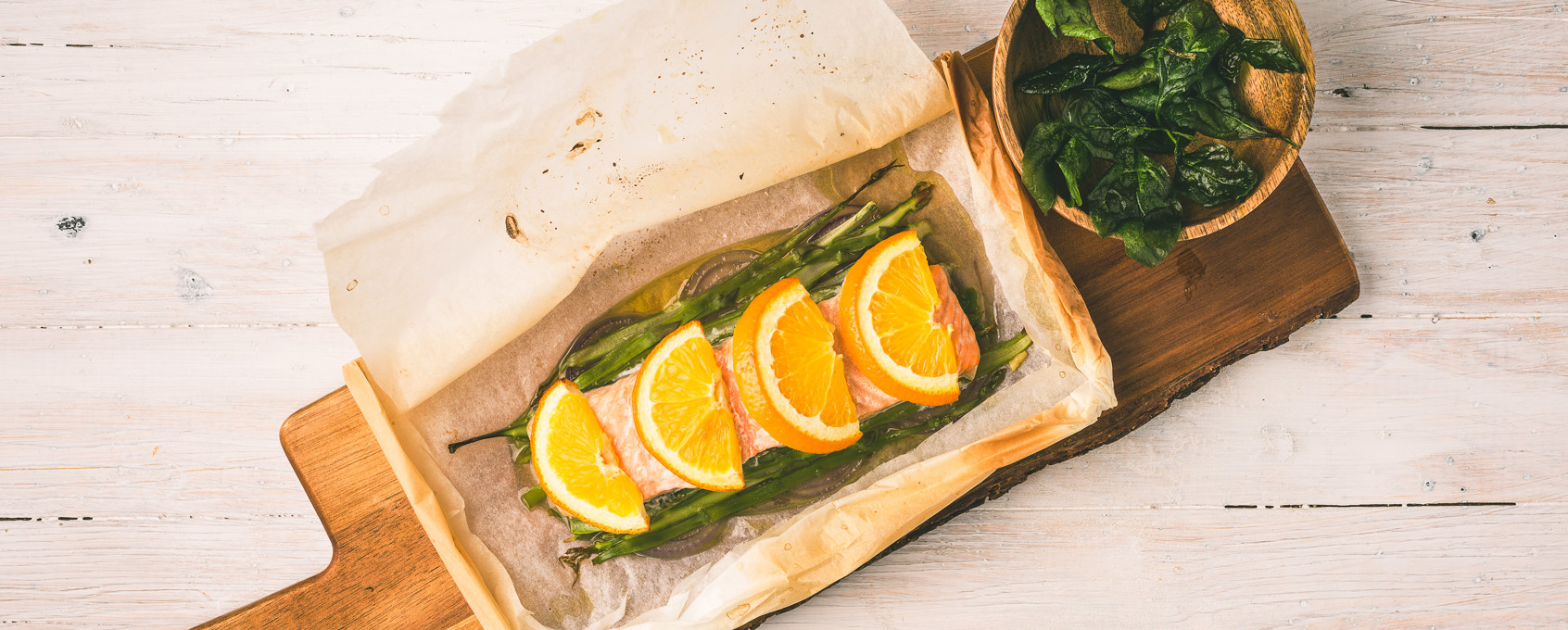Papillote de salmón a la naranja con crujiente de espinacas
