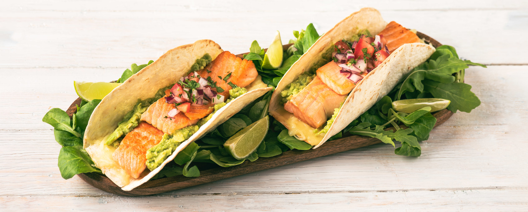 Fajitas de salmón al grill con guacamole
