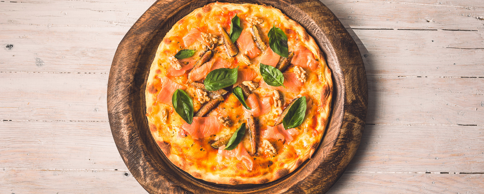 Pizza de salmón, albahaca, higos y nueces