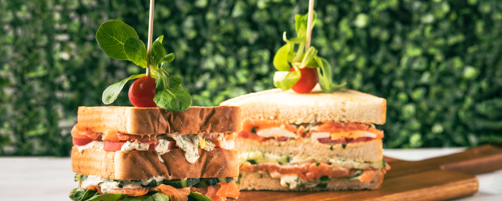 Sándwich de salmón ahumado, pepino y salsa tártara