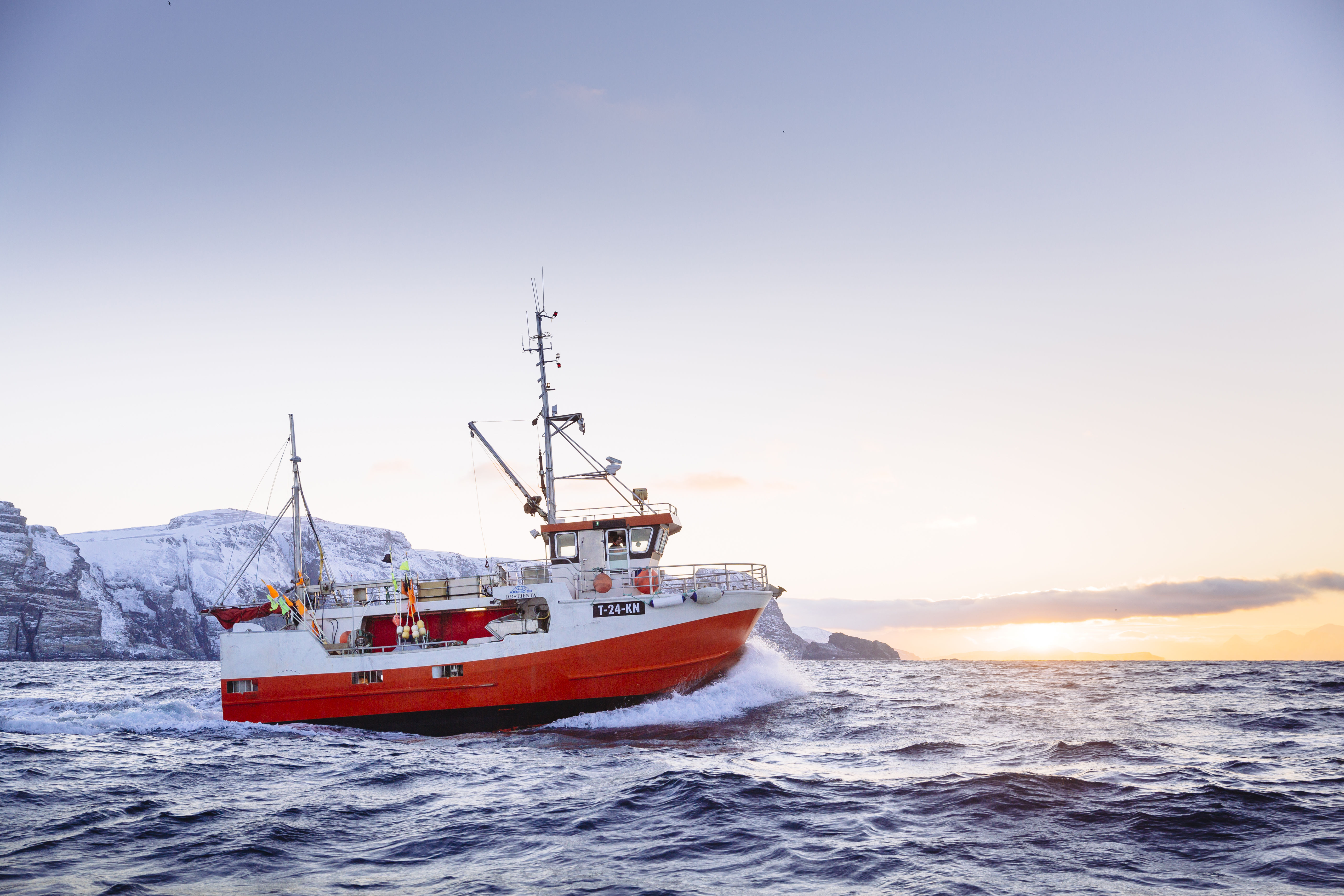 Barco de pesca en el mar