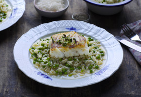 Pannestekt skrei med risotto og erter