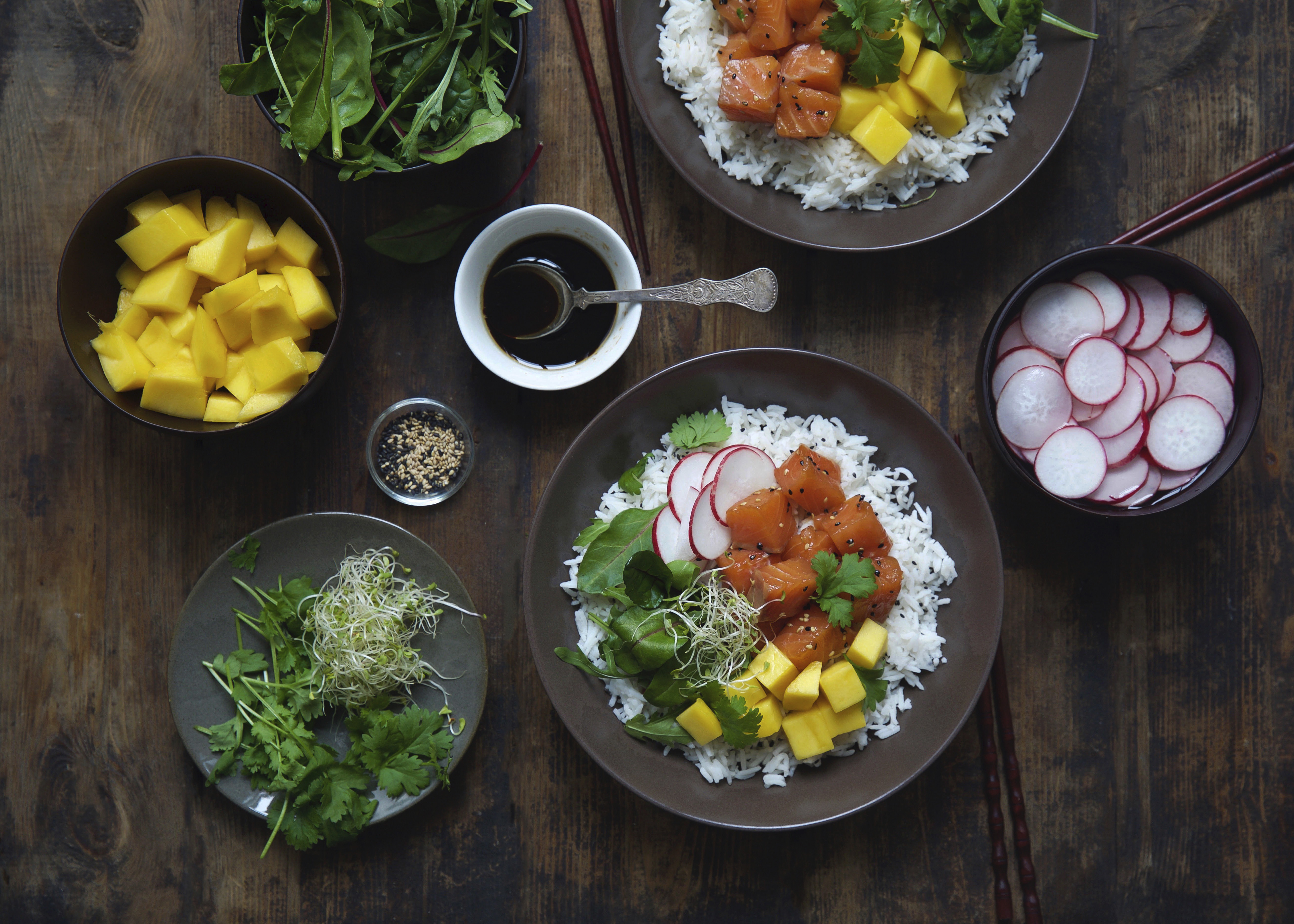 Poké med laks og mango 