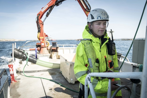 Ansatt jobber utendørs på anlegg