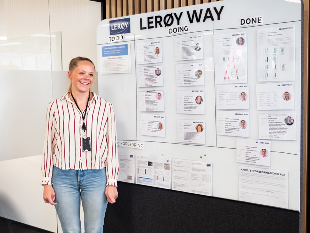Astri foran en tavle med prosjekter