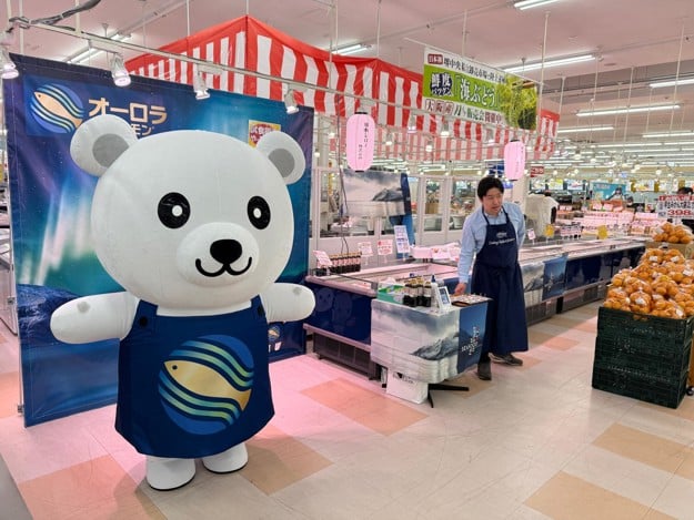 Aurora Bear sprer glede på Lerøy-standen.