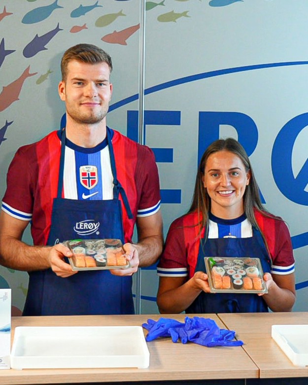 Fotballspillerne prøver seg som kokker under Lerøys «sushi match».