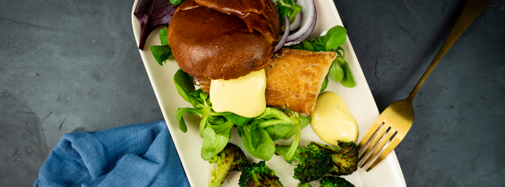 Burger av røkt torsk med sennepssaus