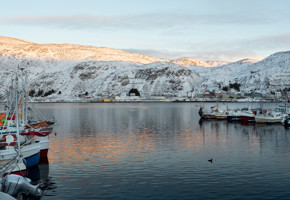 Kjøllefjord med fabrikken til Lerøy Norway Seafoods ved vannet