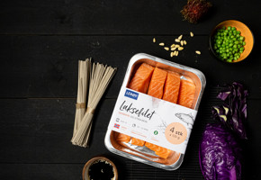 Laks med pesto og rømme på et skjærebrett