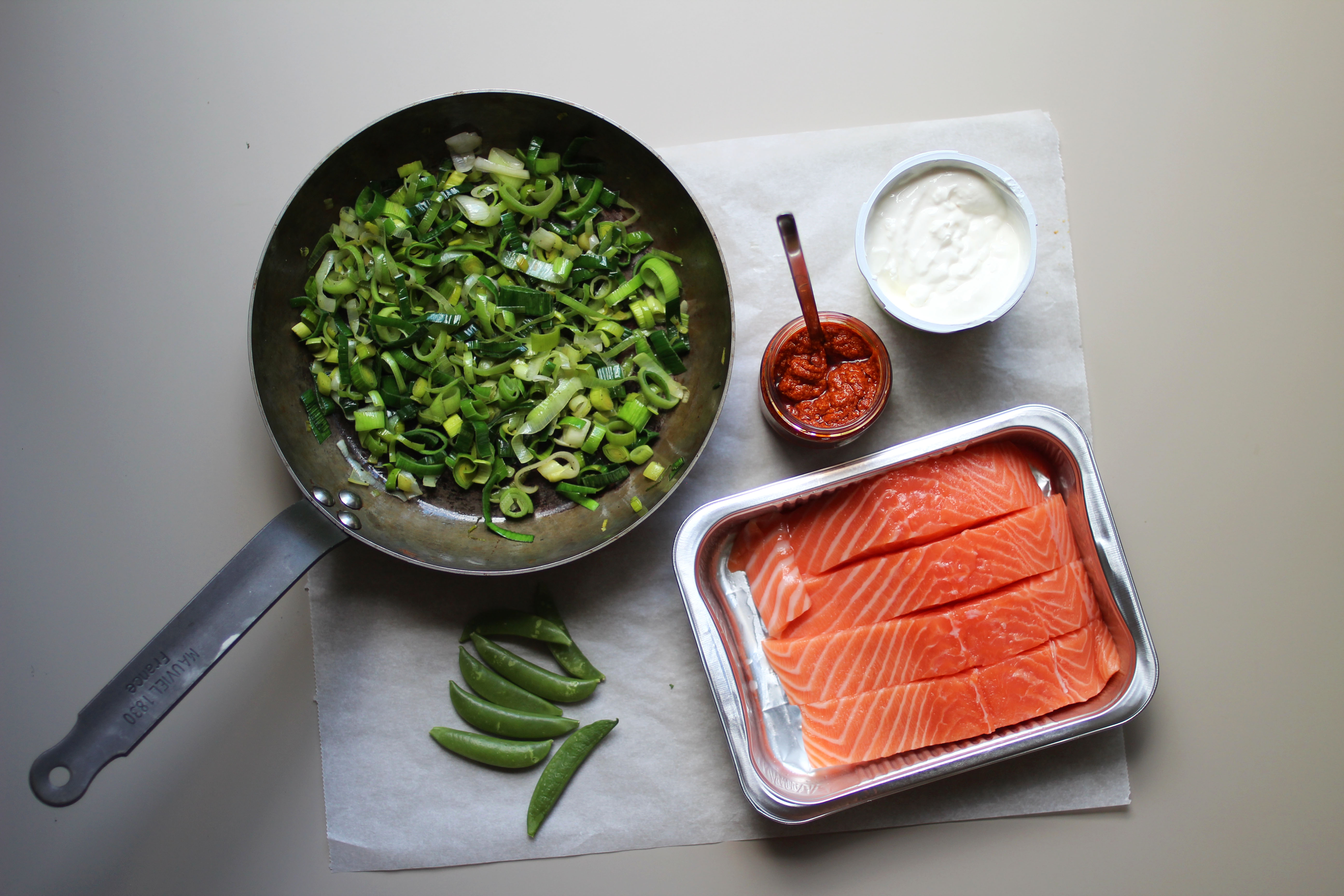 Laks med pesto og rømme på et skjærebrett