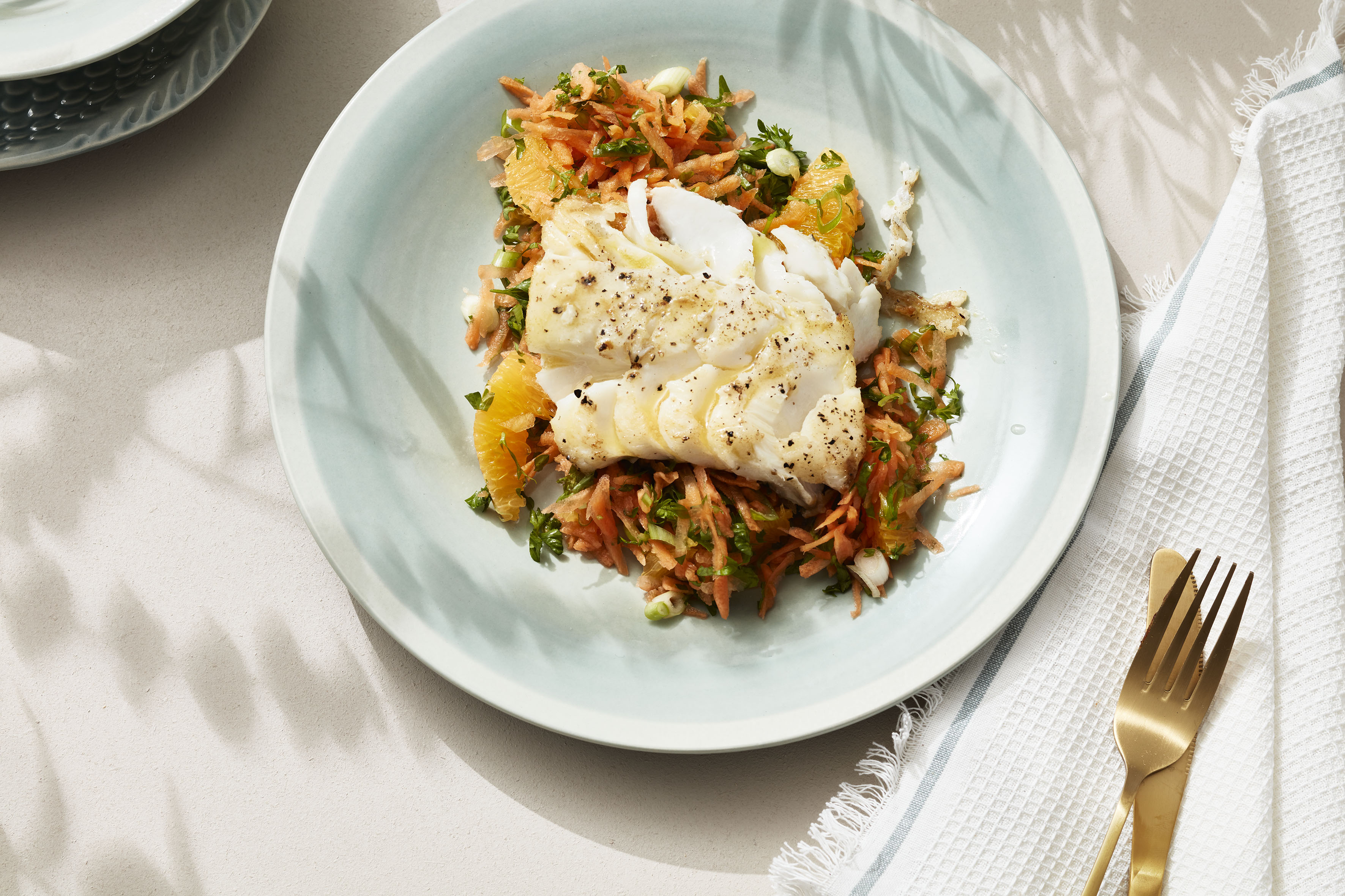 Lakseburger med friske grønnsaker på en tallerken