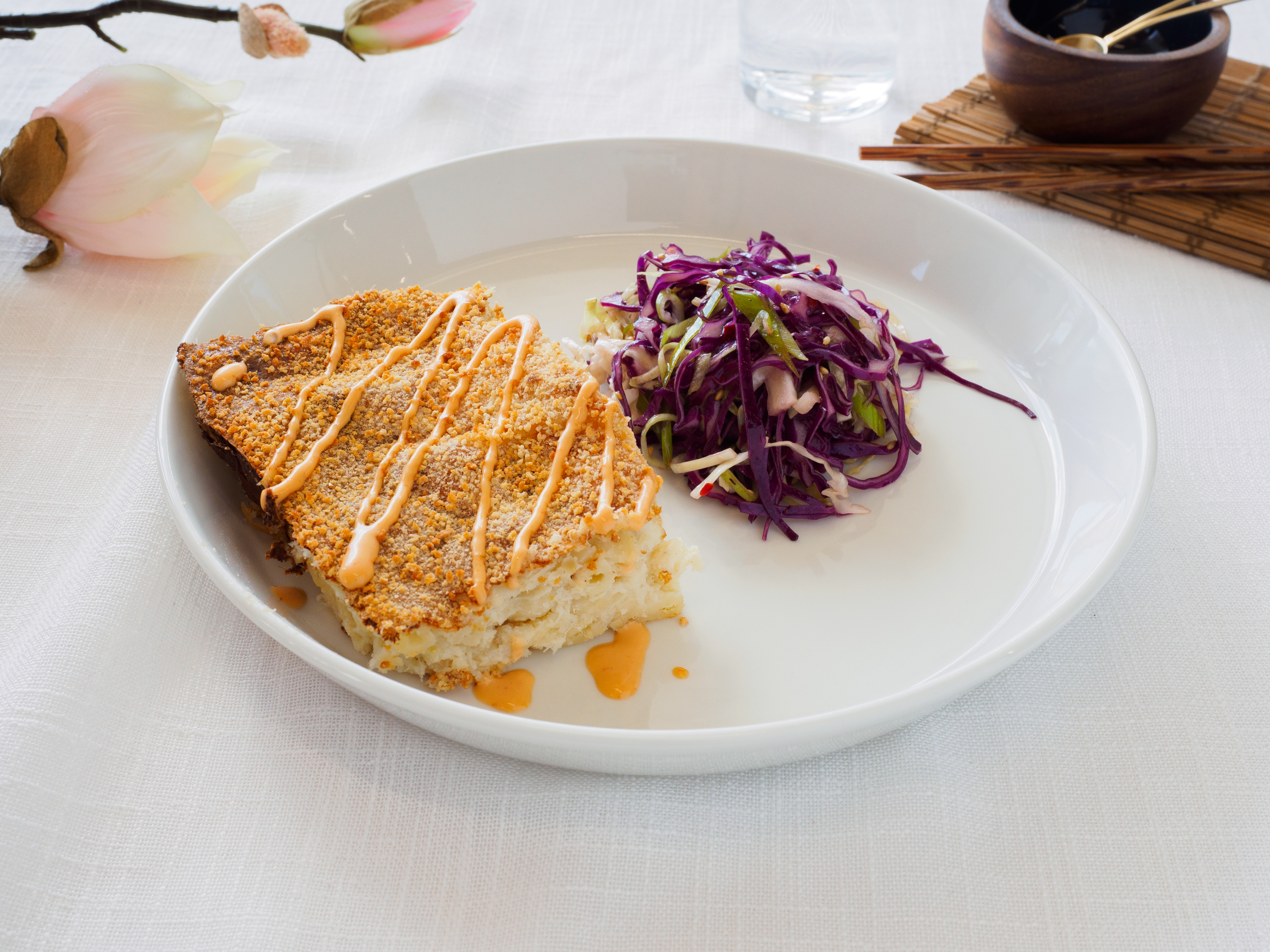 Fiskegrateng på fat med kålsalat