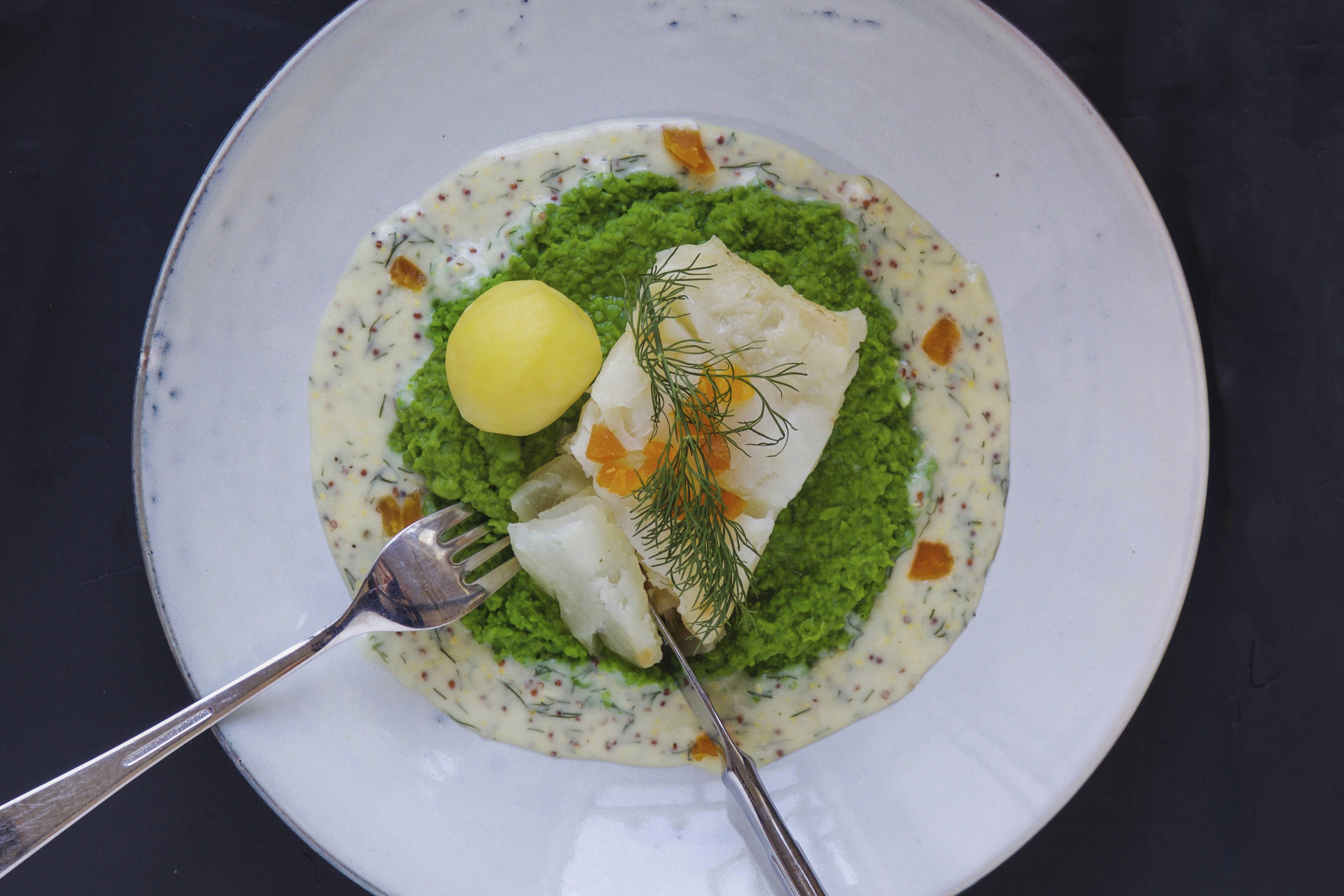 Lutefisk med potet, ertepuré og sennepsaus med rogn