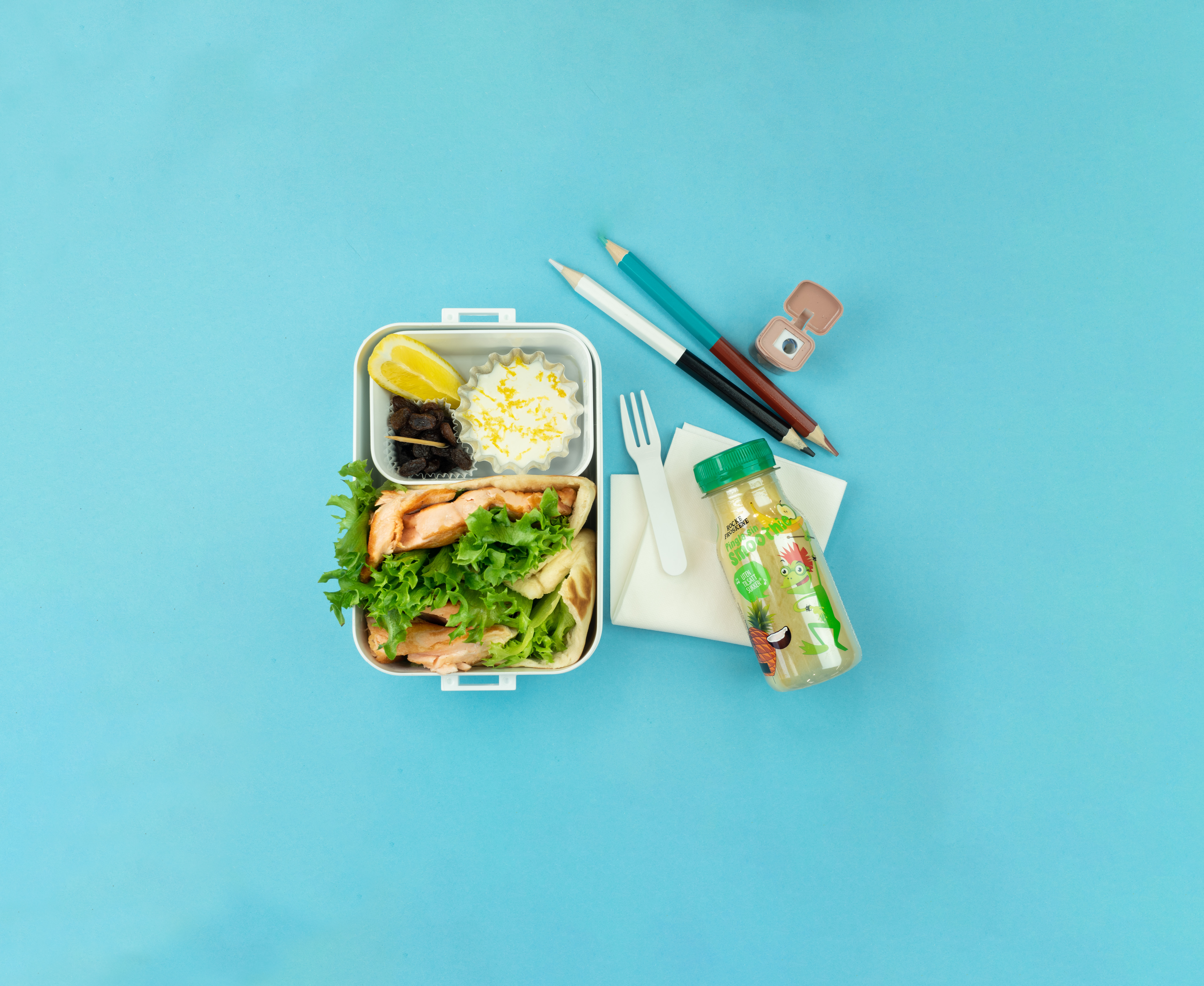 Matpakke med pitabrød med stekt laks