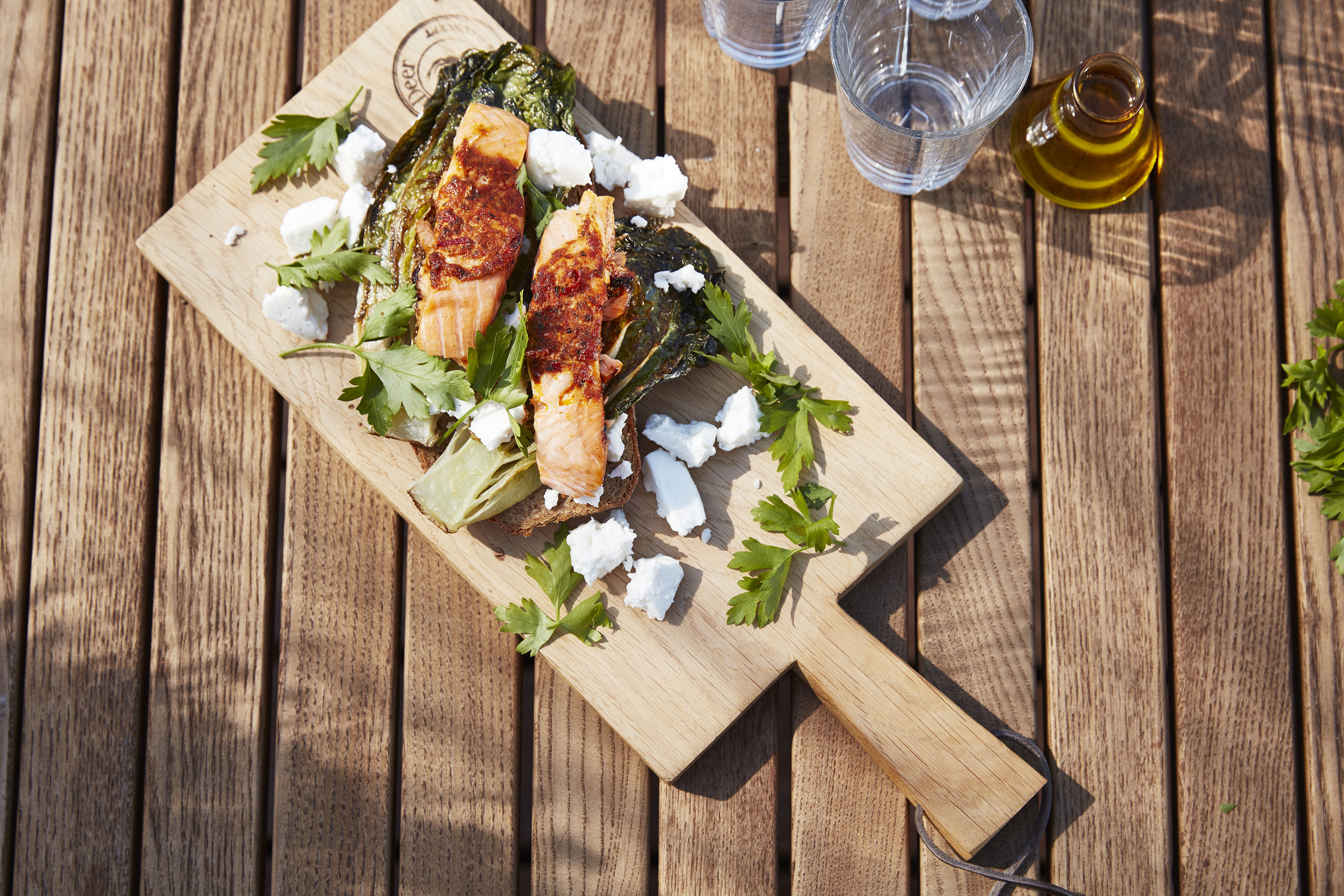 Laks med spicy paprikasmør stekt hjertesalat og brød