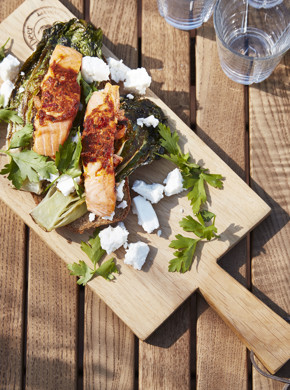 Grillad lax med kryddstartkt paprikasmör, stekt hjärtsallad och bröd