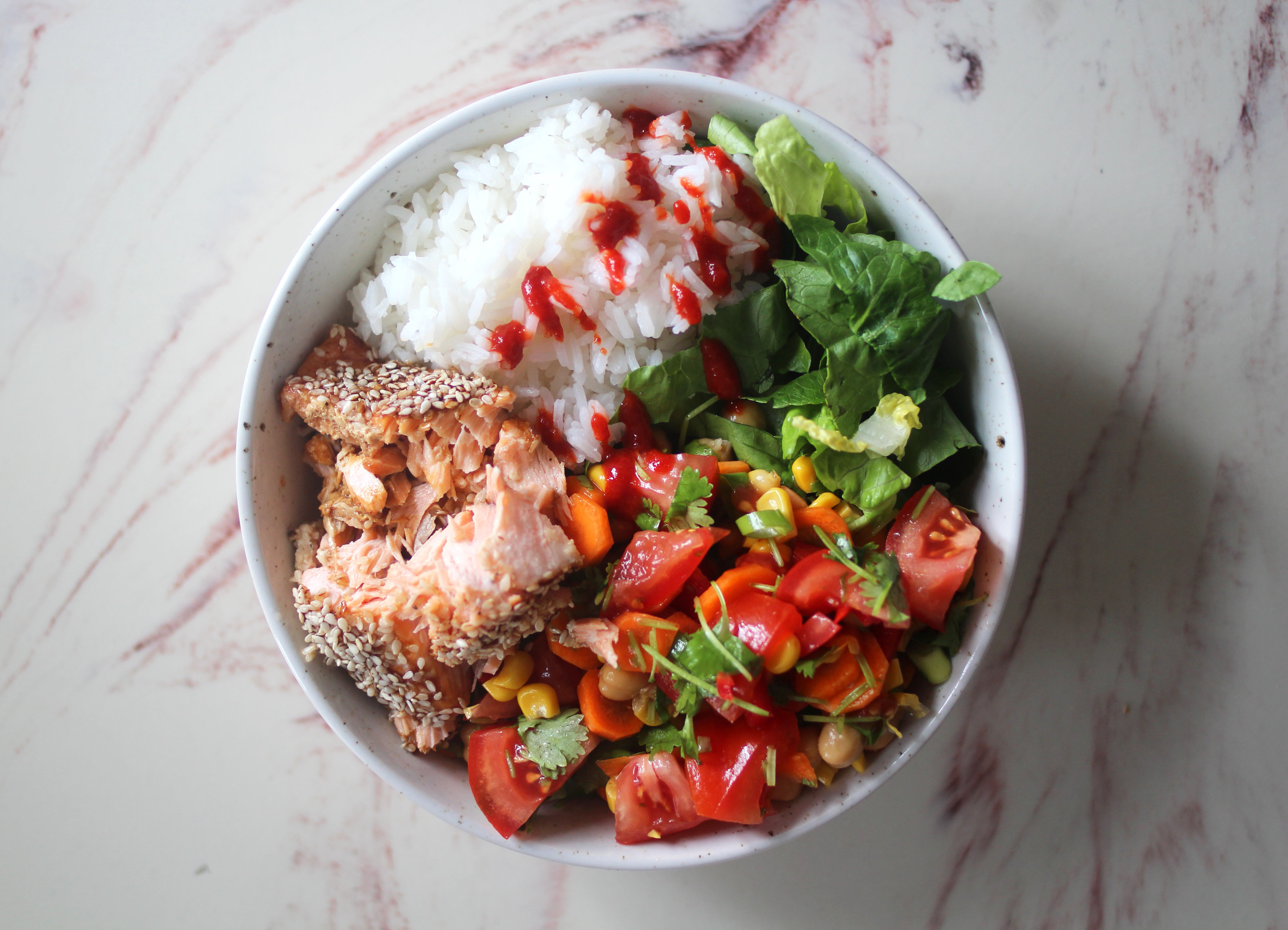 Bowl med ovnsbakt laks og grønnsaker