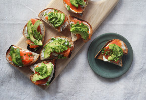 Bruschetta med kremost, røkelaks og avokado