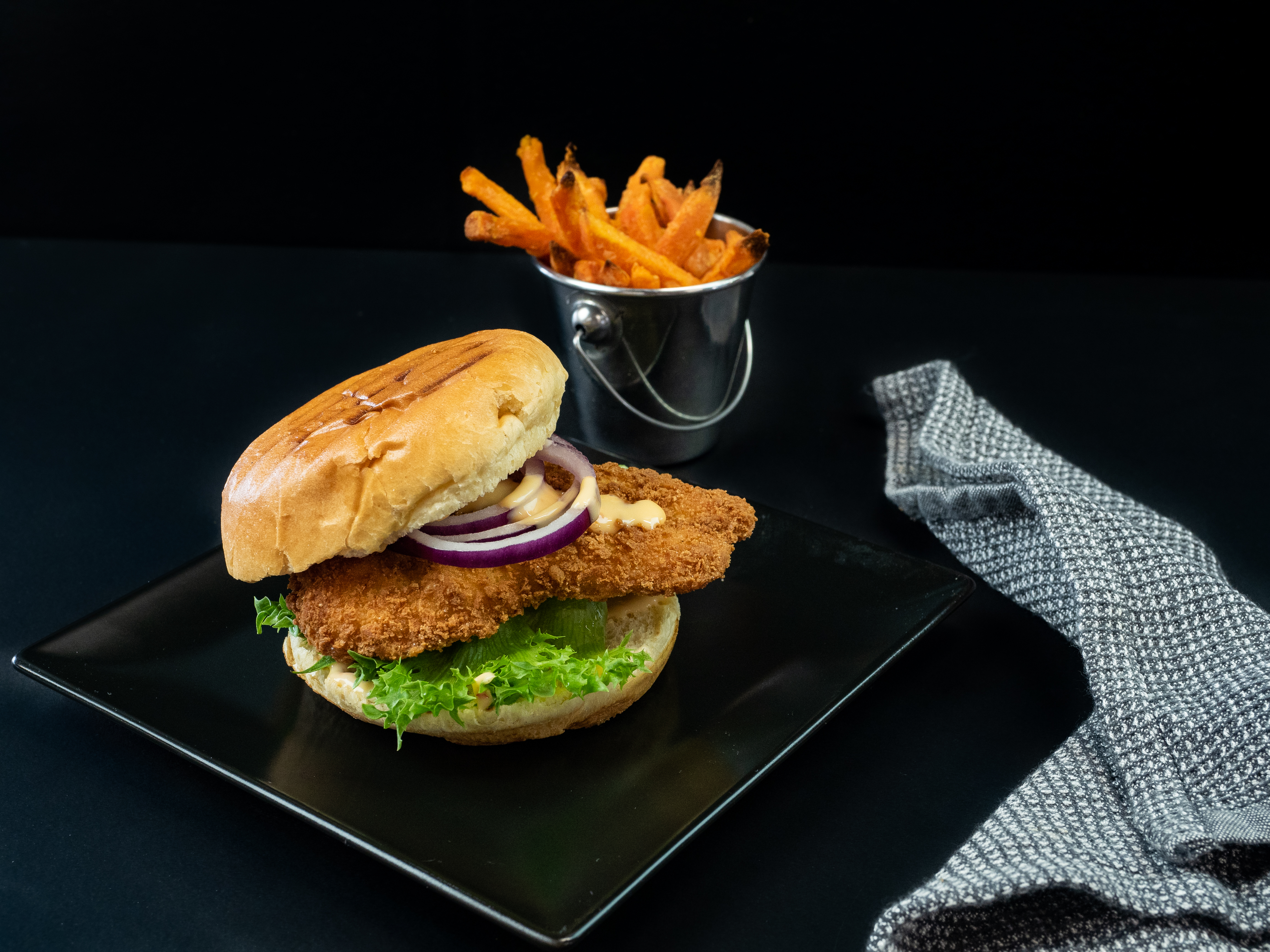 Crispy fiskeburger, chilimajones og søtpotetfries
