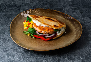 Fiskeburger i pitabrød med mango- og chilisalat
