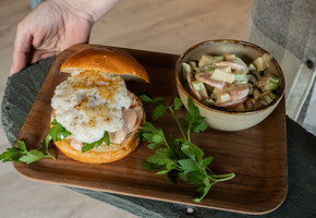 Fiskeburger med hjemmelaget coleslaw
