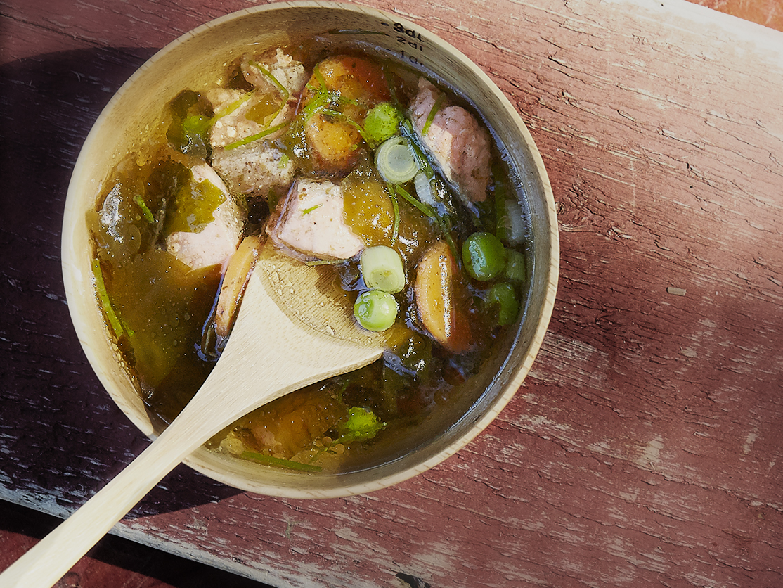Fiskesuppe med sukkertare, ørret og sitron