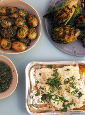 Grillad havskatt med chimichurripotatis och citron