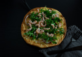 Hvit pizza med reker