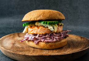 Lakseburger med blåmuggost og rødkålsalat