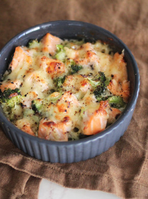 Laxgratäng med ost och broccoli