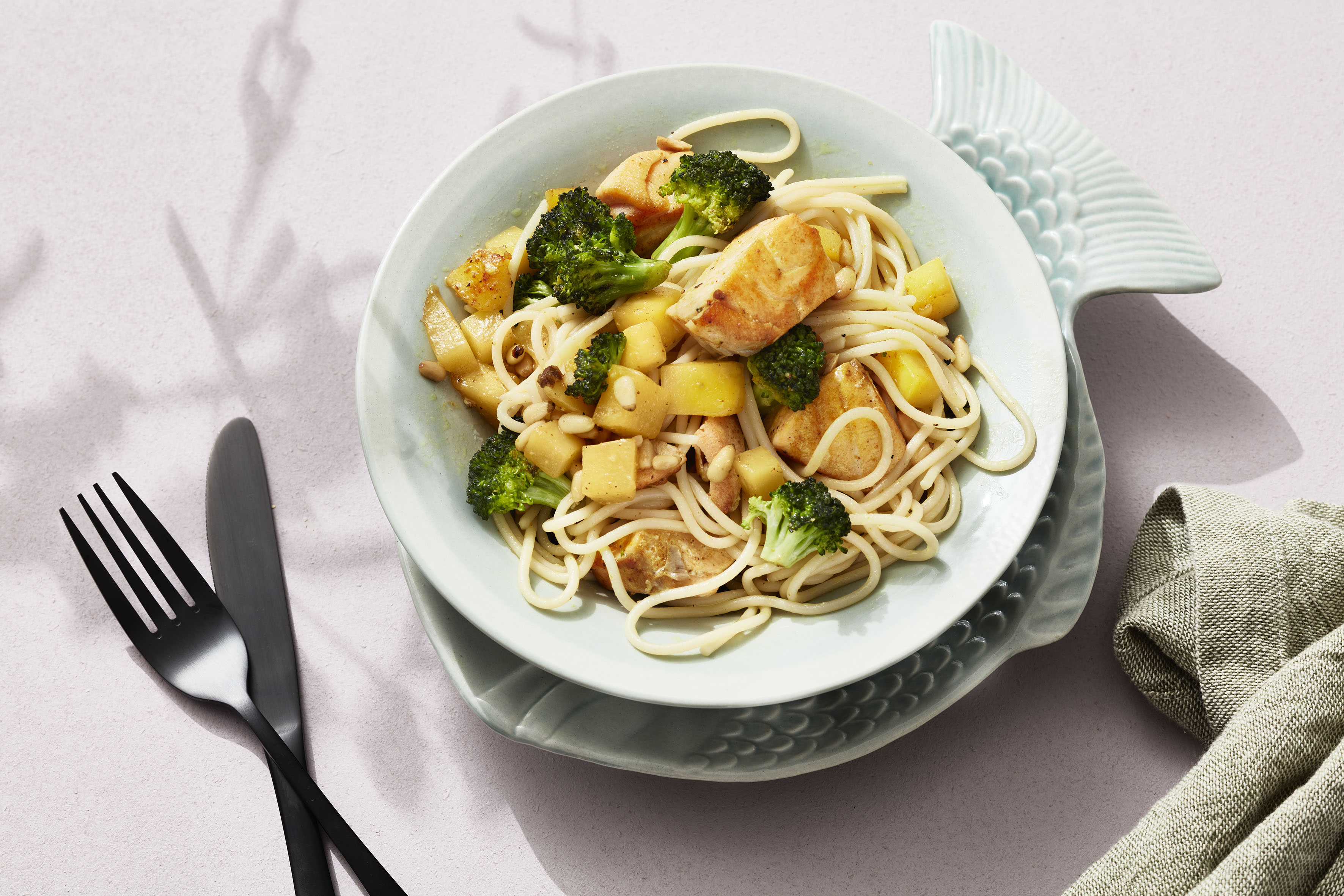 Pasta med karrilaks, mango og brokkoli