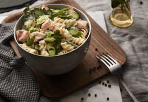 Pastasalat med laks og dressing av Q Crème Fraîche