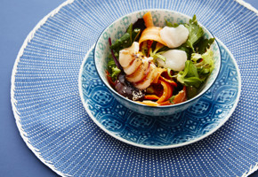 Poké bowl med kamskjell, lime og sesamfrø