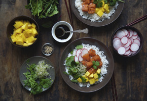 Poké med laks og mango