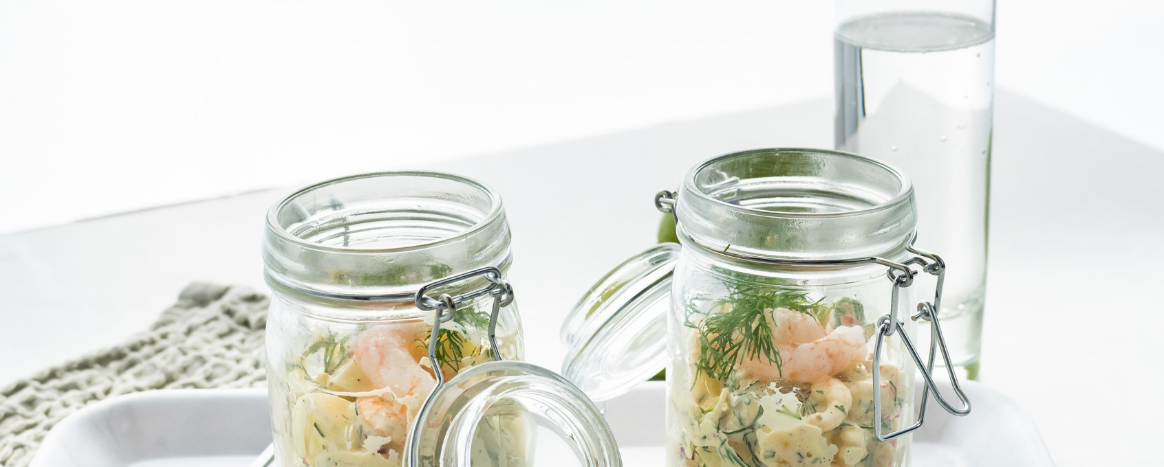 Glasskrukkker med rekesalat og dill