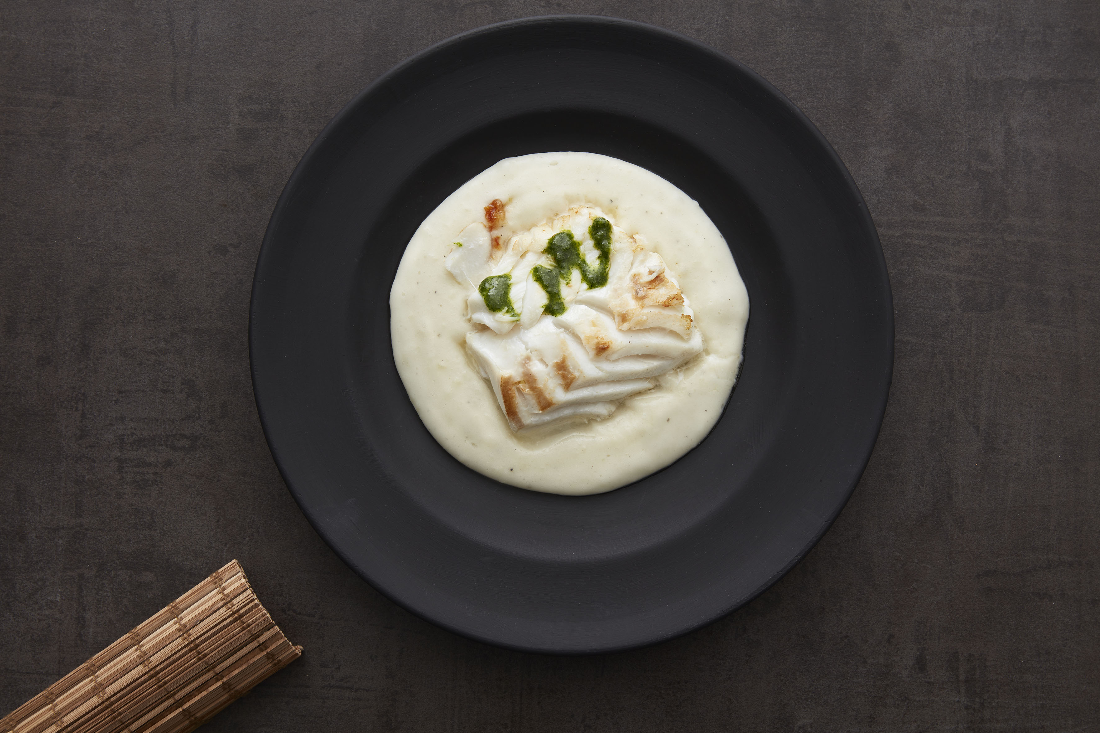 Lakseburger med friske grønnsaker på en tallerken