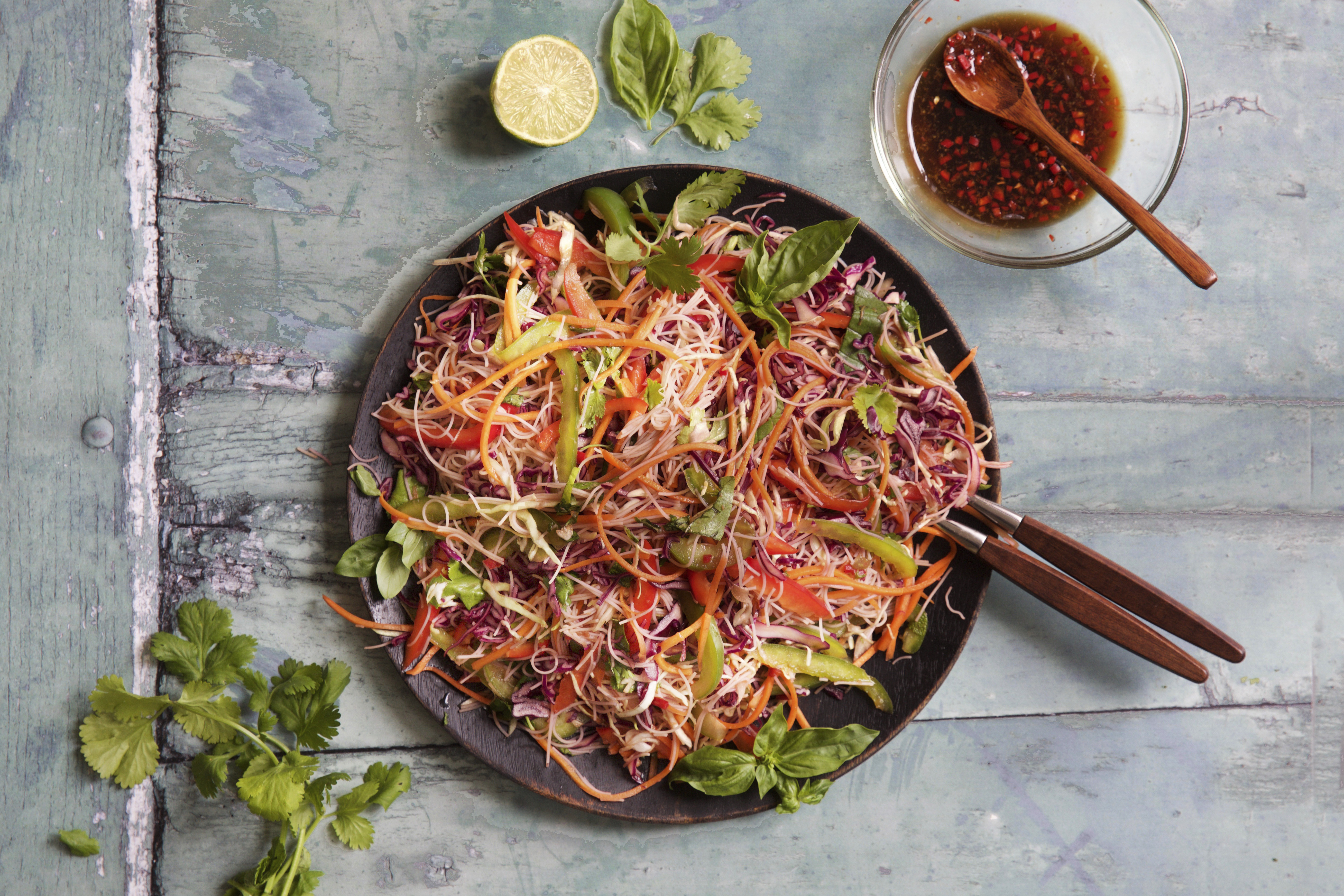 Thai råkostsalat med risnudler